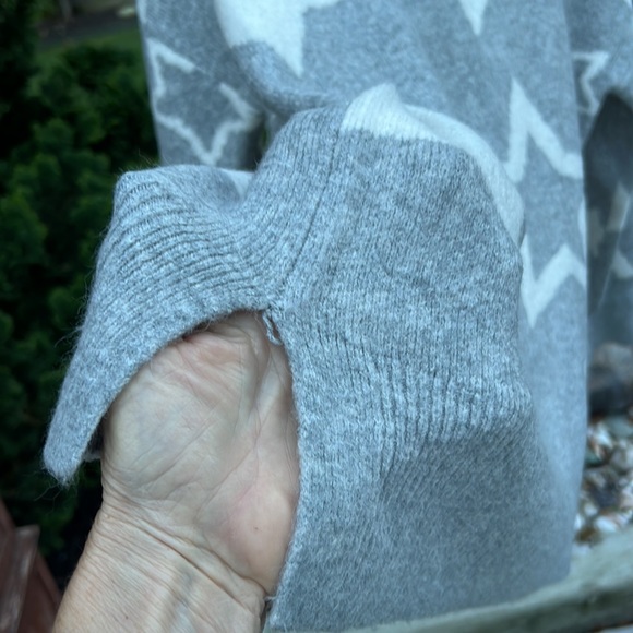 Blue gray sweater.. - Picture 5 of 6